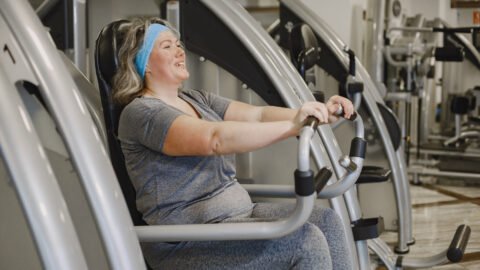 Treinamento combinado melhora VO2max e reduz gordura corporal em obesos de meia-idade; queda de IL-7 ocorre em ambos os grupos